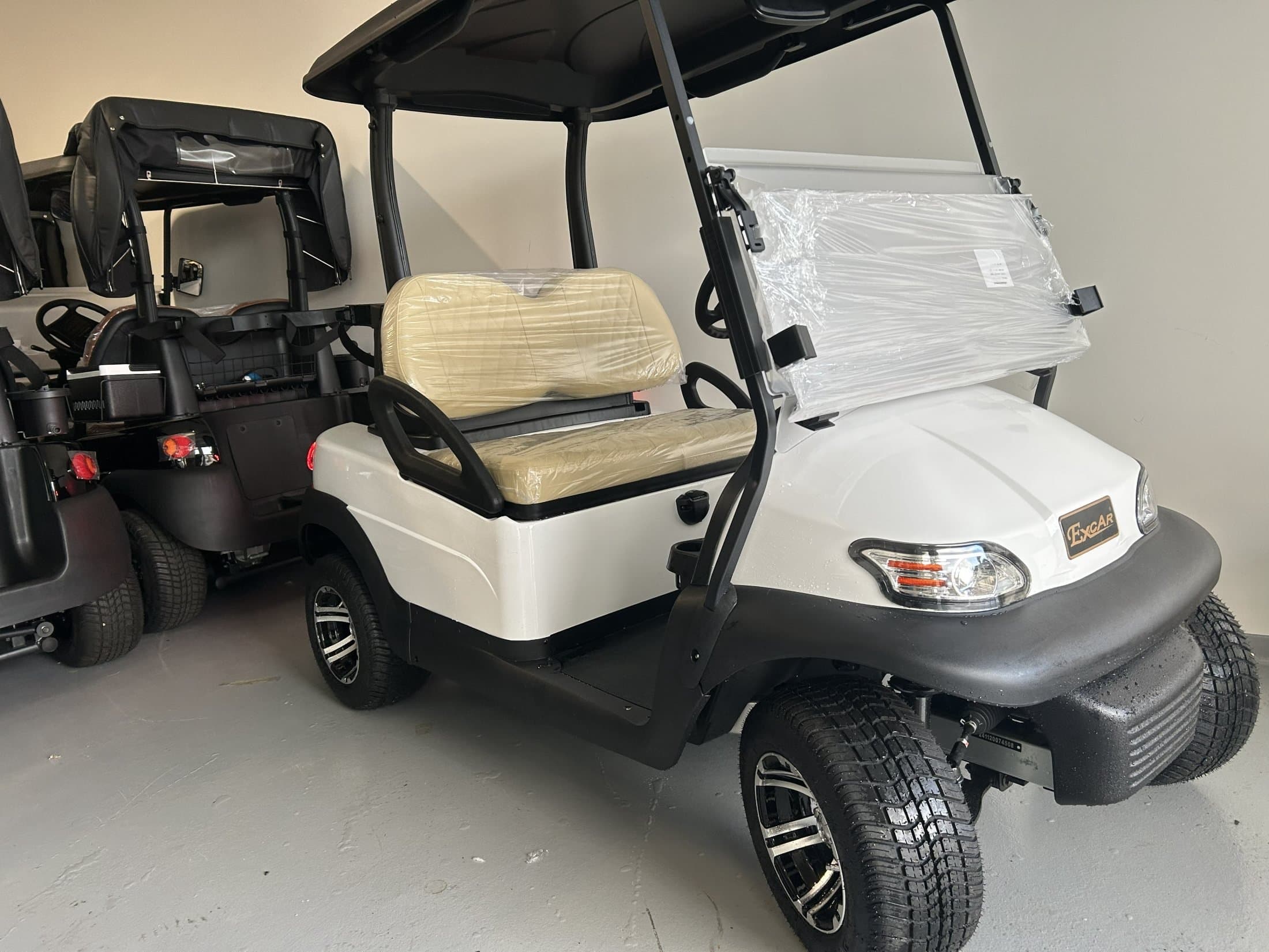 Excar Classic 2 sæta golfbíll - Hvítur með ljósum sætum